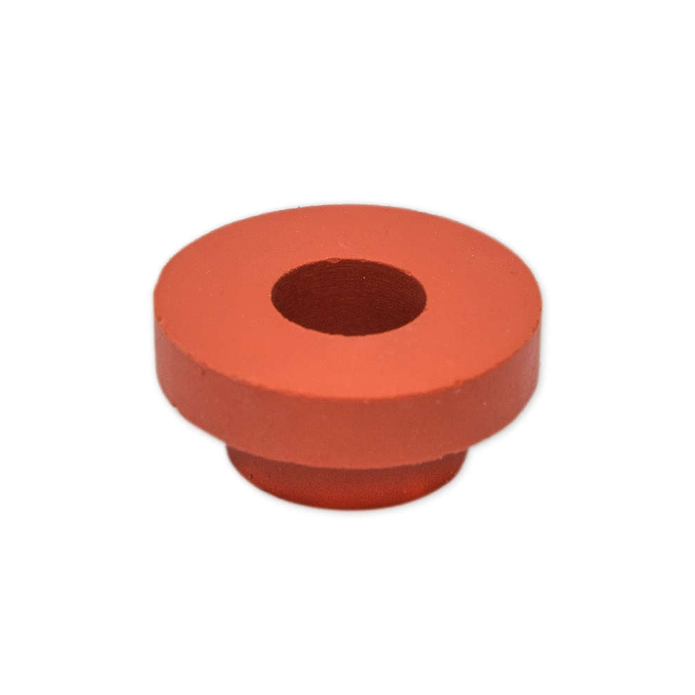 En Gummipakning til Polsinelli gjæringskar fra Polsinelli, med et rødt gummidesign med en bred, flat topp og et hull i midten, på en vanlig hvit bakgrunn.
