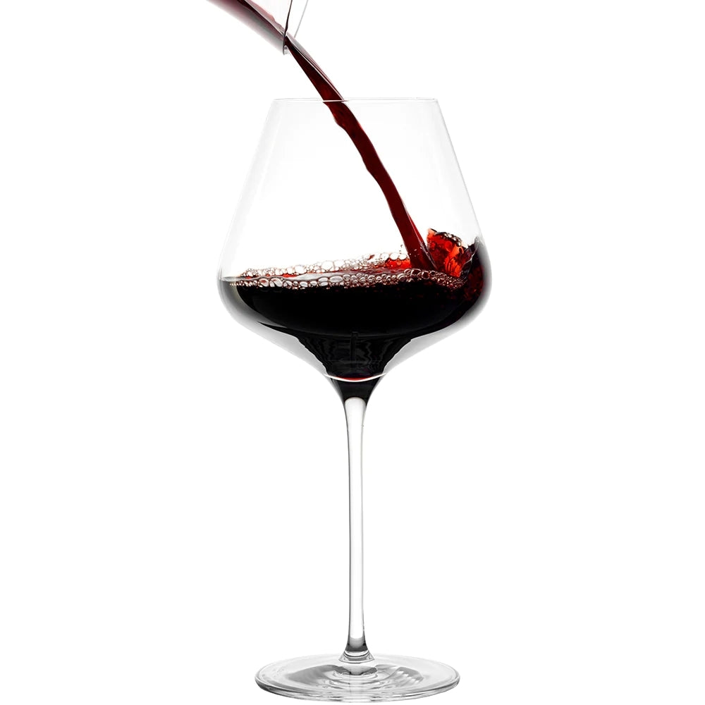 Et glass rødvin skjenkes i et Stölzle Lausits QUATROPHIL Burgunder vinglass 710 ml.
