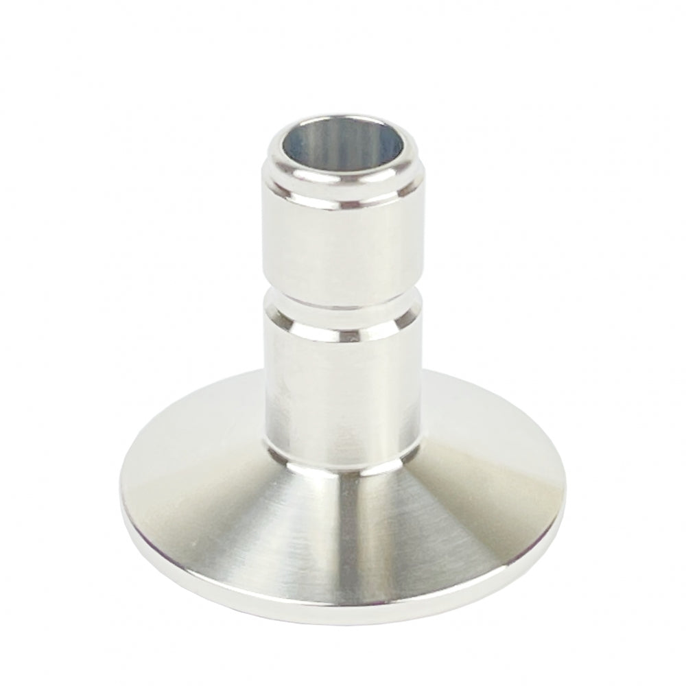 A 1,5" Tri-Clamp til hurtigkobling hann fra Brewshop i rustfritt stål med bred, flat base og sylindrisk toppdel, avbildet på hvit bakgrunn.