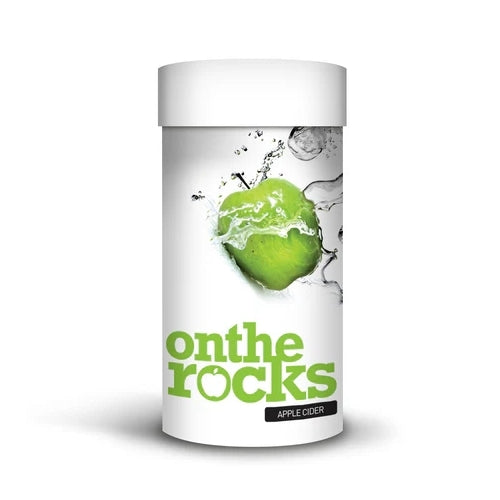 En 1,7 kg sylindrisk On the Rocks eplecider ekstraktsett med et grønt eple som plasker i vann på en hvit bakgrunn - ideell for å lage hjemmelaget eplecider.
