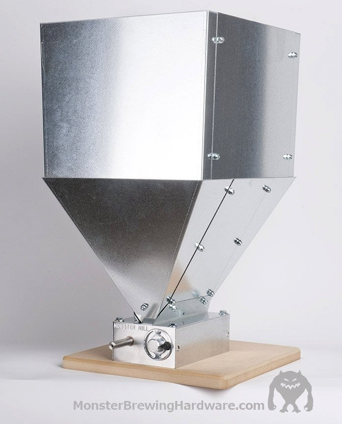 Traktforlenger til Monster Mill fra Monster Brewing Hardware er en beholderforlengelse til kornmøllen din, som gir ekstra kapasitet til hjemmebrygging. Det robuste tilbehøret passer til MONSTER MILL og sikrer effektiv kornbehandling.