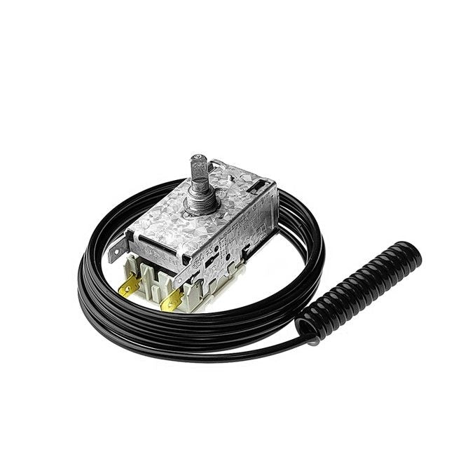 Lindr Termostat - RANCO K50-S3585-000 med isolasjon, uten etikett er vist mot en hvit bakgrunn, og har en metallisk bryter med en tilkoblet svart kveilet sensortråd.
