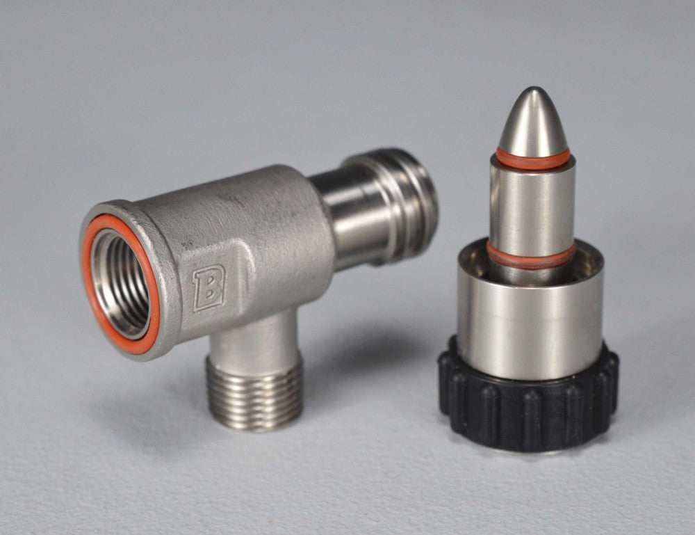En Blichmann G2 lineær gjennomstrømningsventil med 1/2" NPT-gjenger og et spiss munnstykke med oransje O-ringer, vist på en lysegrå overflate.