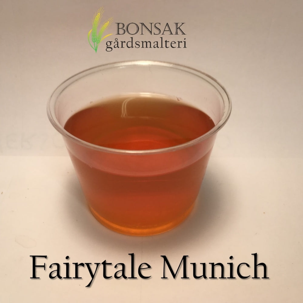 En klar kopp med ravfarget væske vises på en hvit bakgrunn. Øverst er "Bonsak Gårdsmalteri"; under, "Fairytale Munich Malt (18-21 EBC) 100G" fremhever denne premium bryggerimalten fra Bonsak Gårdsmalteri.
