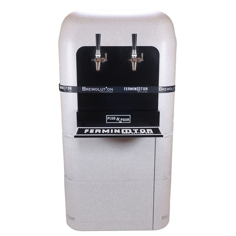 Brewolution Ferminator Plug & Pour er en hvit drikkevaredispenser med to kraner og en svart dryppmatte i bunnen.