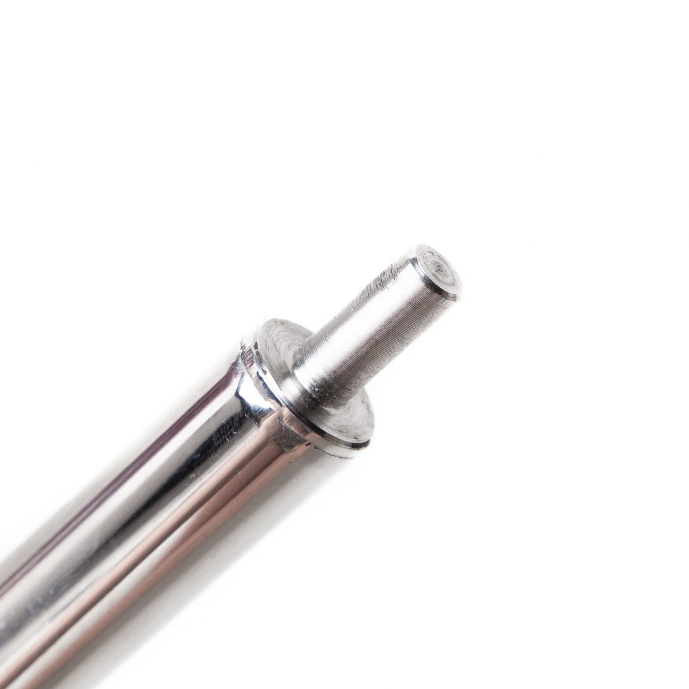Nærbilde av Brewtools Meskespade - en sylindrisk metallstang med utstikkende skaft og en liten krok - fotografert mot en hvit bakgrunn.