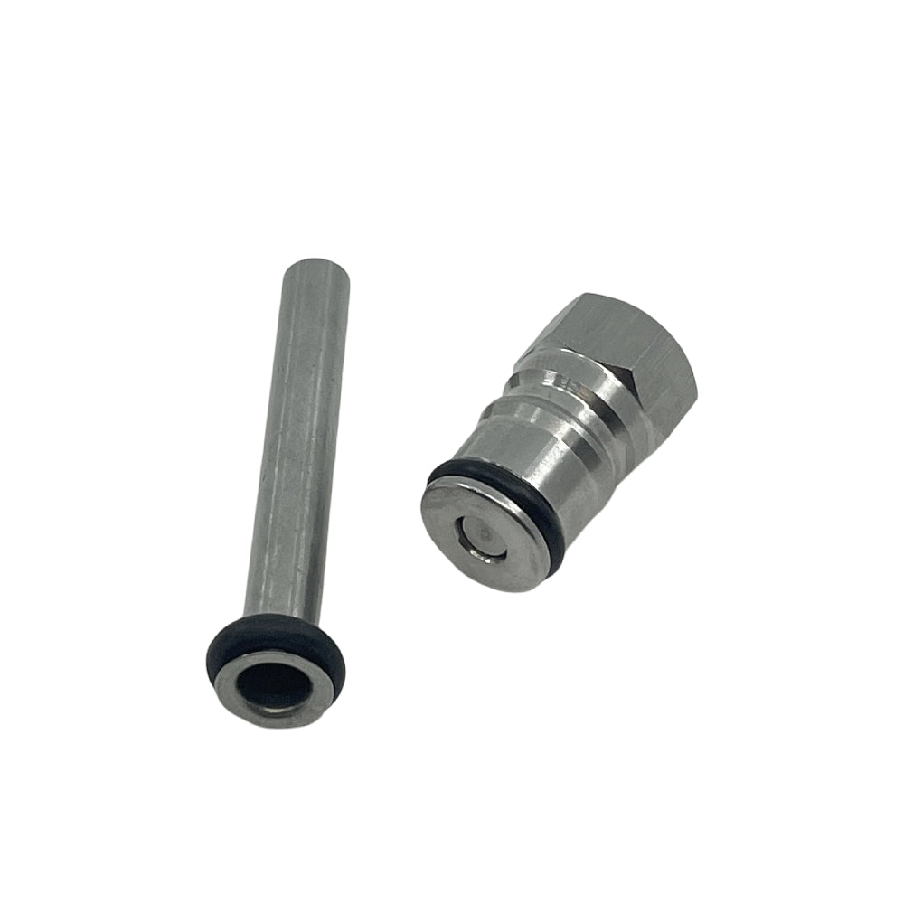 To Ball Lock Gas Valve & Dip Tubes for Apollo fra Keg King vises på en hvit bakgrunn, med metallbeslag med O-ringer av gummi - den ene stående og den andre på siden.
