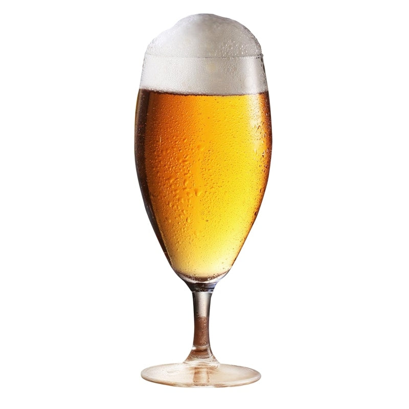 Et glass med Brewolution Blond Abbey Ale - allgrain ølsett, et gyllent øl med skum og kondens på glasset, isolert mot en hvit bakgrunn.
