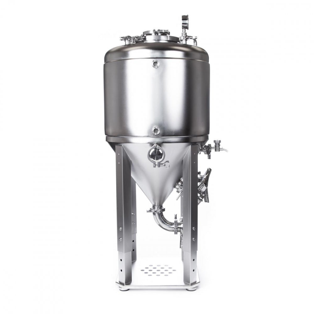 Brewtools F100 Unitank fra Brewtools er en fermenter i rustfritt stål med stativben, topplokk, ventiler og porter, laget for avanserte hjemmebryggere. Den står oppreist mot en hvit bakgrunn.