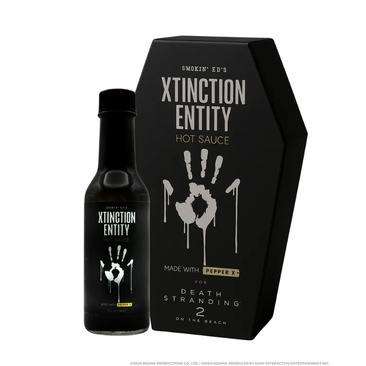 Smokin´Ed´s Xtinction Entity Coffin Box - Hot Sauce fra PuckerButt Pepper Company, med Pepper X og en svart kisteformet eske med et hvitt håndavtrykk og teksten Death Stranding 2: On The Beach.