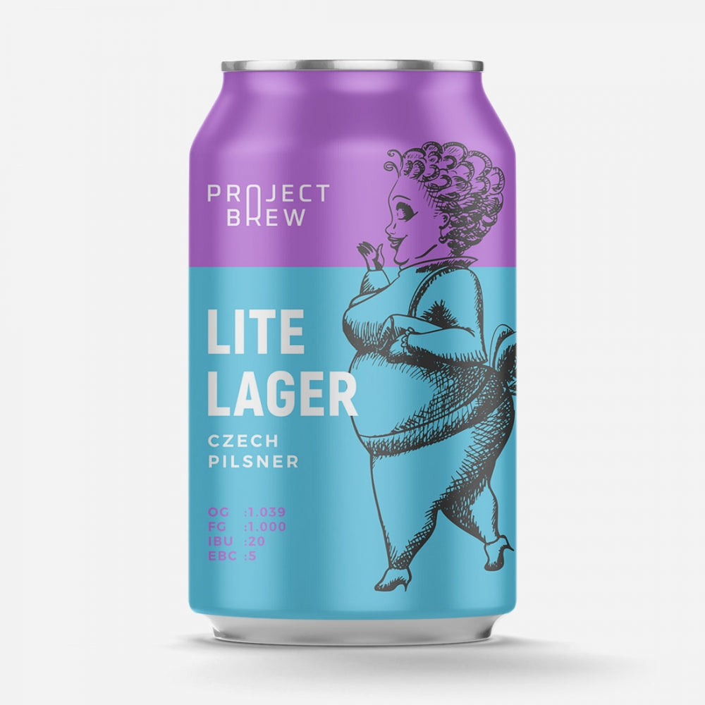 En boks med Project Brew LITE Lager - ølsett brygget på fullkorn, brygget for lavt kaloriinnhold, med en stilisert person på en tofarget etikett i lilla og blått.