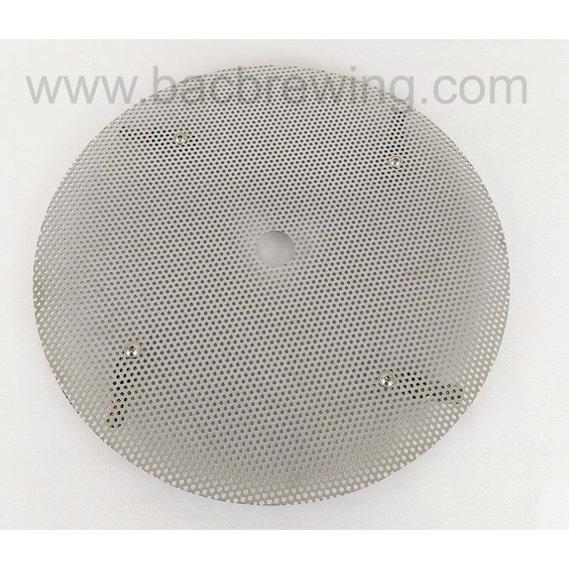 Ny silbunn til Grainfather G30 fra BacBrewing er et rundt, flatt filter av rustfritt stål med et sentralt hull og fire mindre hull, vist på hvit bakgrunn.