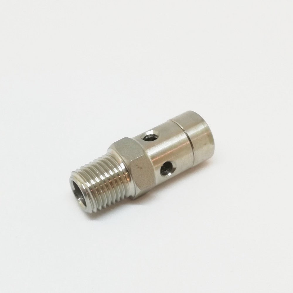 Overtrykksventil til Micro Filling Systems - reservedel fra Micro Filling Systems er en ventiladapter i metall med gjenger og to sidehull på en vanlig hvit bakgrunn.