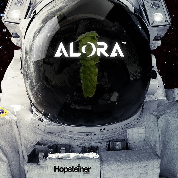 En astronaut i romdrakt med Alora og en grønn humlekjegle reflektert på hjelmvisiret, som fremhever Alora 100G Humle Pellets (8,3%) 2023 by Hopsteiner og deres unike oljesammensetning; Hopsteiners logo vises nederst.