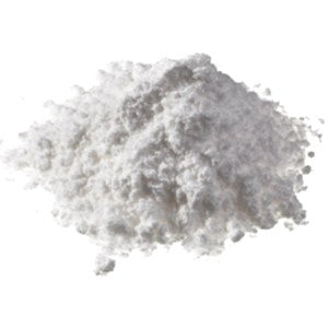 En 50 g-pakke med Polyclar Brewbrite klarningsmiddel fra Brewshop, et fint hvitt pulver som brukes til klaring av øl, står på en vanlig hvit bakgrunn.