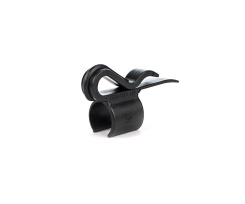 En svart slangeklemme i plast med buet fjærdesign og åpen, sirkulær klemme, ideell for bruk med Fermtech Hevert-holderen, vist isolert på hvit bakgrunn.