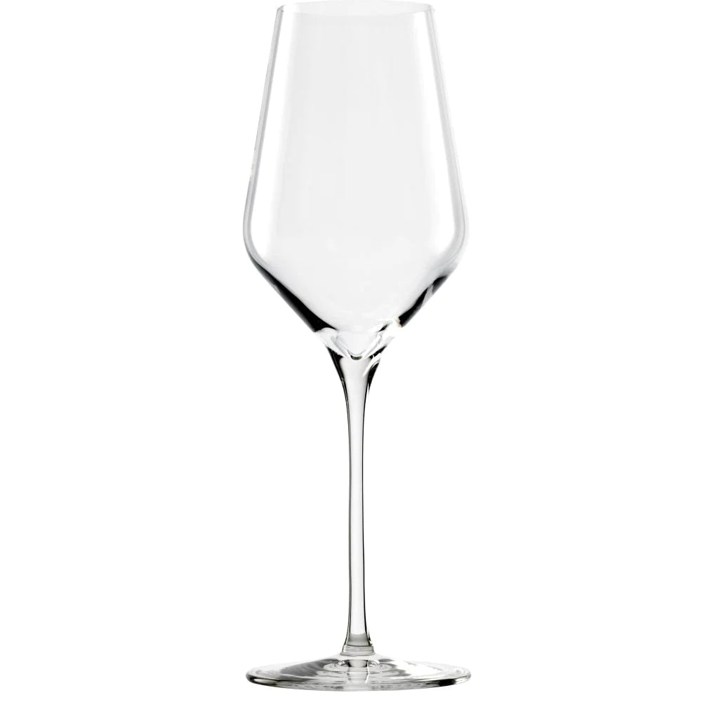 Et klart, tomt QUATROPHIL hvitvinsvinglass 405 ml fra Stölzle Lausits vises med sin lange stilk og brede skål mot en enkel hvit bakgrunn.
