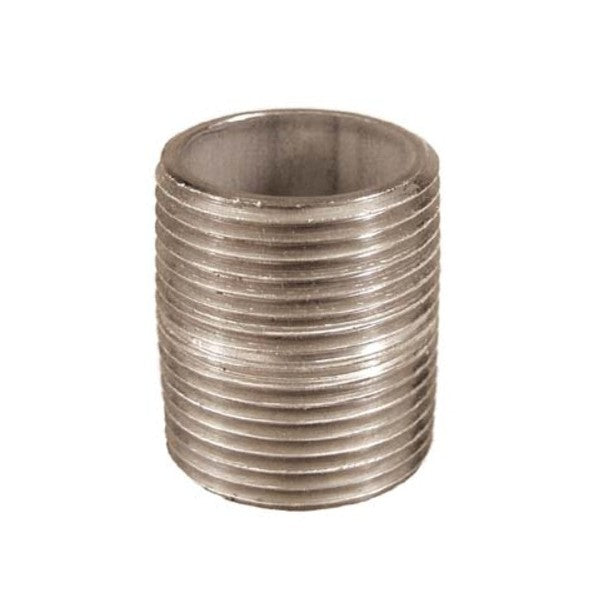 Nærbilde av en Brewshop Tønnenippel 1" NPT metallisk gjenget rørkobling laget av 304 rustfritt stål, vist vertikalt mot en vanlig hvit bakgrunn.