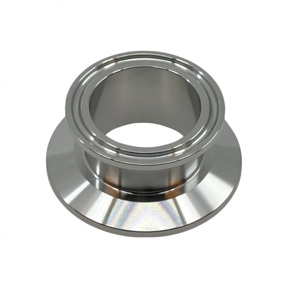 Brewshop Overgang fra 2" Tri-Clamp til 1,5" Tri-Clamp (Lav-type) i rustfritt stål har en polert overflate og bred flens, vist på en hvit bakgrunn.