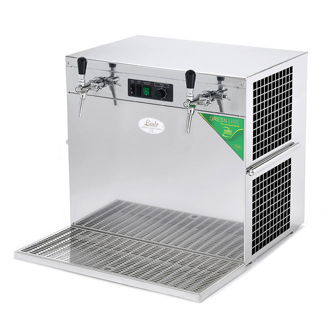 Lindr KONTAKT 300 Twin Power Green Line (Bestillingsvare) er en drikkekjøler i rustfritt stål med to kraner fra Lindr, med kontrollpanel, dryppbrett, ventilerte sider og energieffektiv Green Line-design.