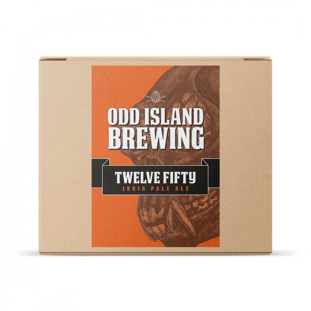 En pappeske med en oransje etikett med teksten Odd Island Brewing Twelve Fifty - Allgrain ølsett, med en delvis ansiktsillustrasjon. Denne West Coast IPA-ølsetten er ideell for deg som liker kraftige, humlepregete smaker.