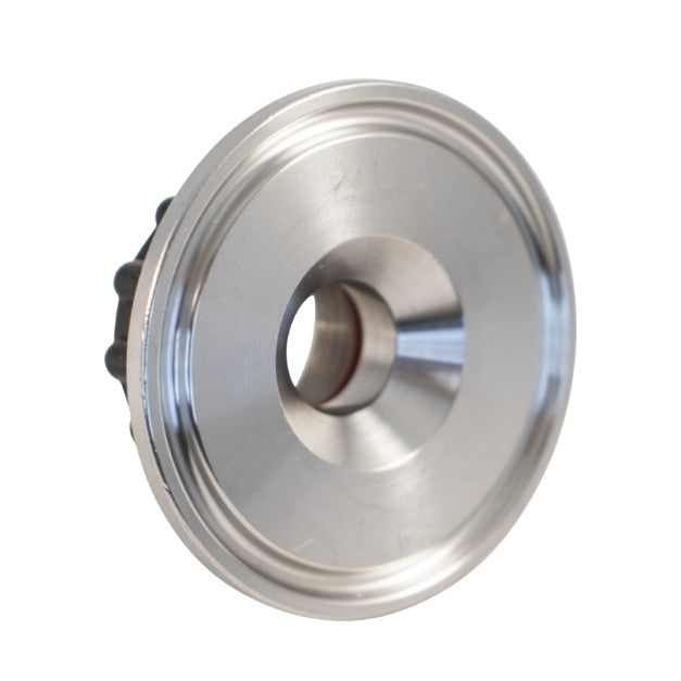 Blichmann QuickConnector er en maskinbearbeidet 1,5" Tri-Clamp til 1/2" NPT-adapter i metall med en rillet, sirkulær overflate, vist mot en hvit bakgrunn.