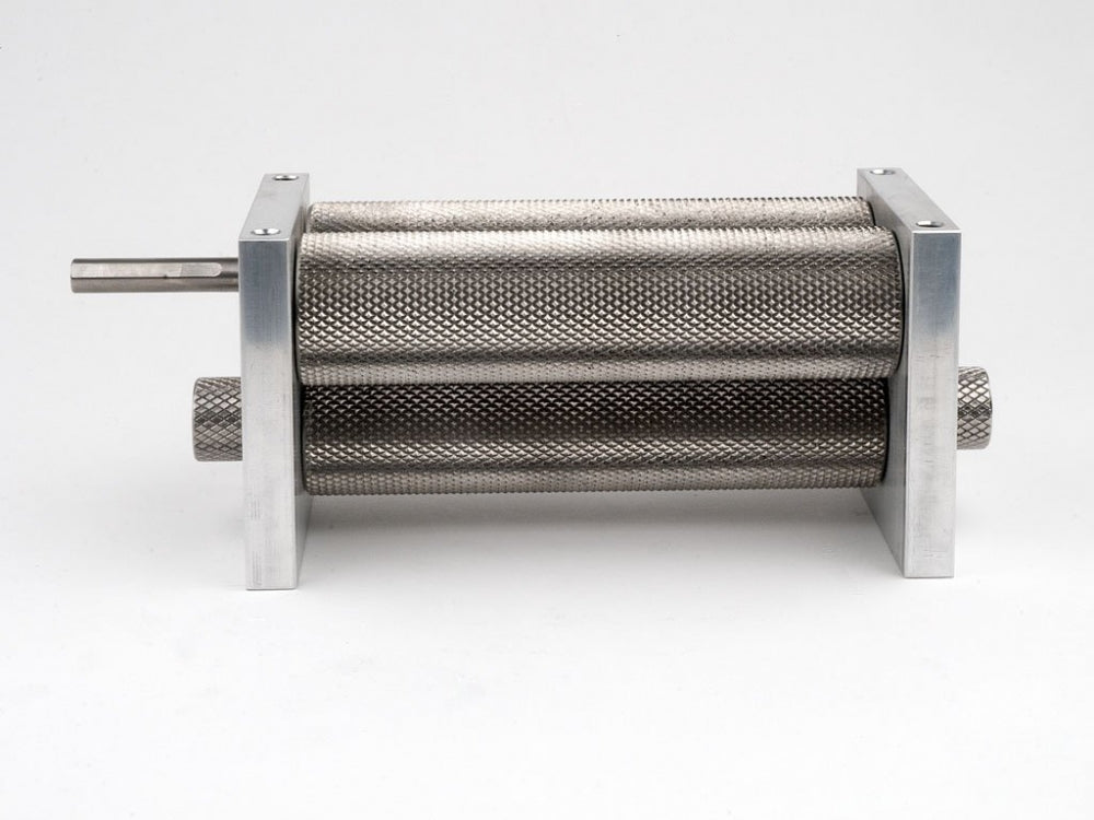 Monster Mill MM-3 med base og trakt fra Monster Brewing Hardware er en metallrullemaskin med to teksturerte sylindriske valser, perfekt som maltmølle for hjemmebrygging.