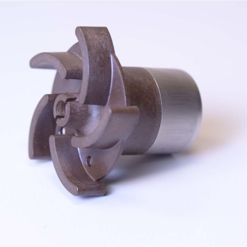 Et nærbilde av Blichmann RipTide Impeller, som viser de buede bladene og den sylindriske basen, fra Blichmann, mot en vanlig lys bakgrunn.