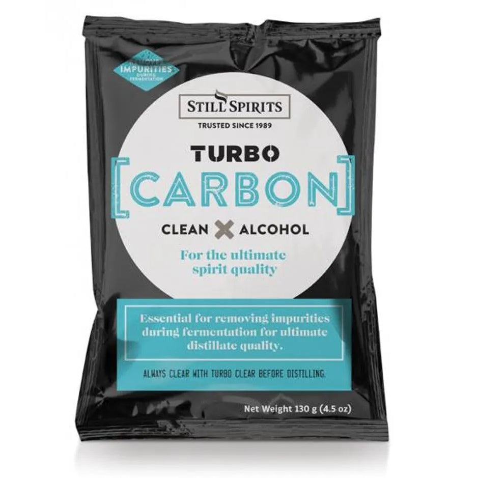 En svart og hvit 140 g-pakke merket Still Spirits Turbo Carbon, fra Still Spirits, inneholder aktivt kull for å fjerne urenheter under alkoholgjæring. Blå og grå tekst beskriver formålet.