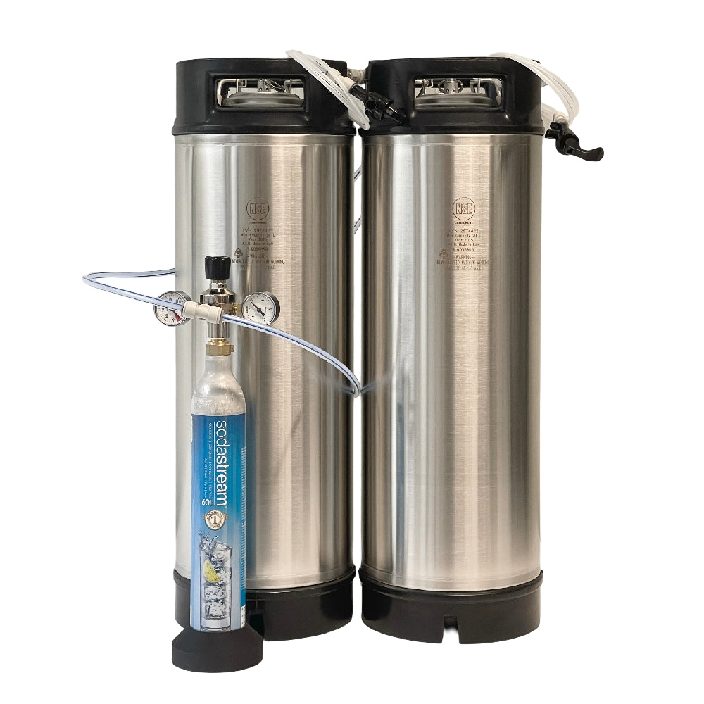 Brewshop Fatpakke inneholder 2 x 20 liters fat, en 425 g SodaStream-sylinder og hurtigkoblinger for enkel karbonisering og tapping av drikkevarer.