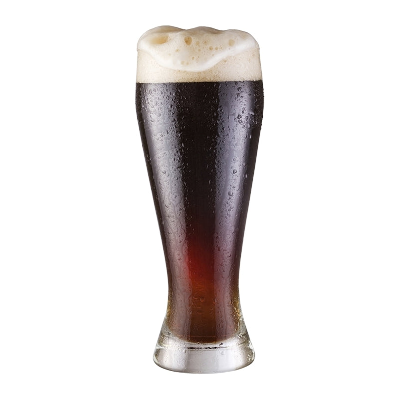 Et høyt, klart glass med Brewolution's Tonka Beanie Fluffer Juleøl - ølsett av fullkorn, mørk og skummende med kondensperler, mot en hvit bakgrunn.
