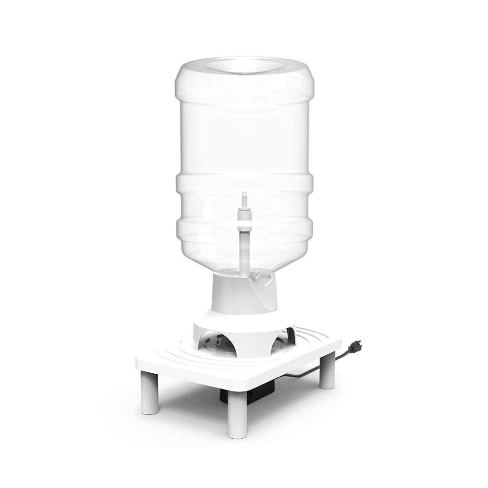 FastBrewing FastWasher Rack - Vask av fett og gjæringskar har en vannflaske som står opp-ned på en hvit, elektrisk sokkel, perfekt for rengjøring og desinfeksjon av gjæringskar og kompatibel med automatiserte rengjøringssystemer.