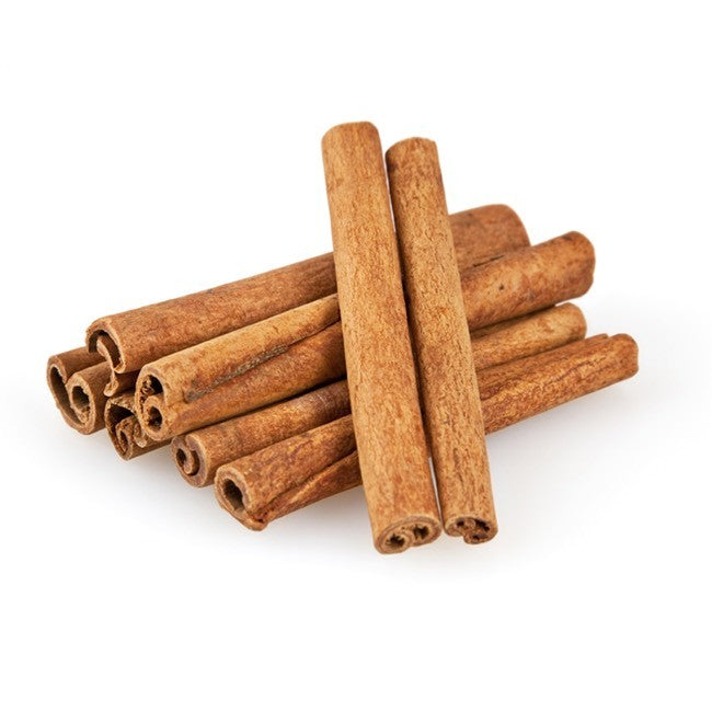 Brewshop Kanel hel 25 g hele kanelstenger på hvit bakgrunn, perfekt til oppskrifter som krever aromatisk krydder.