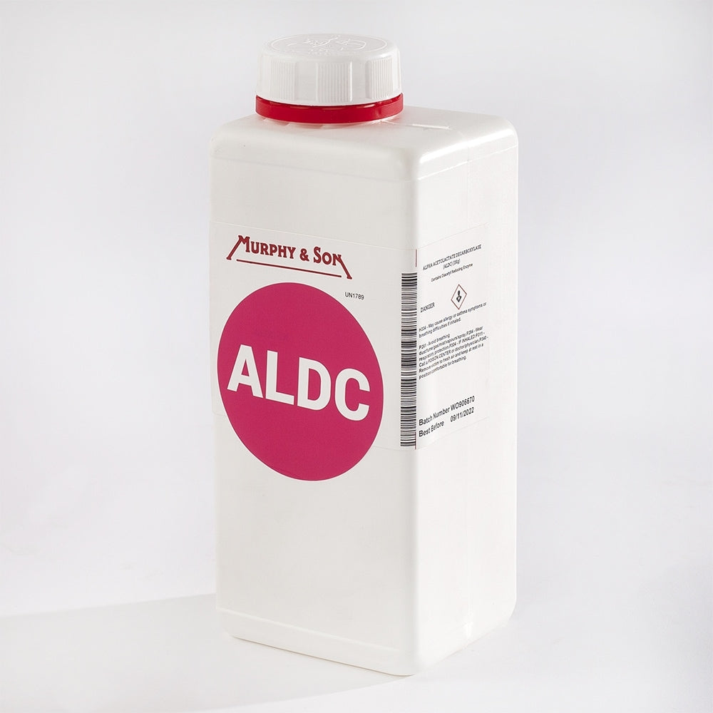 En 1 kg ALDC-beholder i hvit plast fra Murphy & Son, designet for diacetylkontroll og humlekrypkontroll, vist på en vanlig hvit bakgrunn.