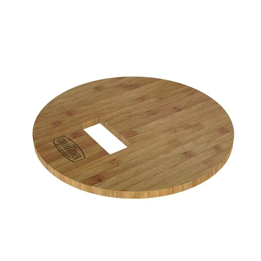 Grainfather Grain Mill Bamboo Mounting Board har et rektangulært utskåret håndtak og en logo - ideelt som base for din Grainfather Electric Grain Mill. Fotografert på hvit bakgrunn.