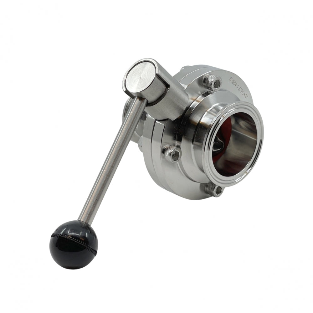 Brewshop 2" Triclamp til 1,5" Tri-Clamp Butterfly ventil er vist i åpen posisjon med et svart håndtak, sett på skrå mot en hvit bakgrunn.