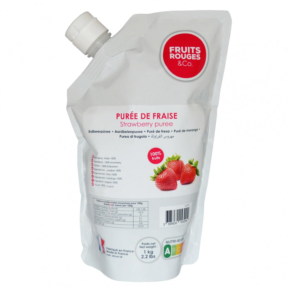 En hvit pose merket "Jordbærpuré 1kg - Fruits Rouges & Co" viser jordbær, næringsinnhold og et tutelokk. Tuten på toppen fremhever varemerket og 100 % frukt for en ren jordbærpuréopplevelse.