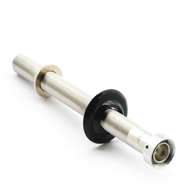 Den 25 cm lange gjennomføringen til tappekran fra Krome Dispense, med gjengestang i metall, to skiver og en sekskantmutter for 5/8" BSP tappekrangjennomføring, er vist diagonalt på en hvit bakgrunn.