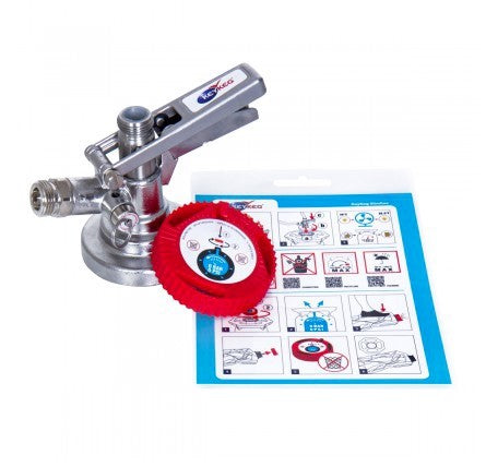 KeyKeg Dispensing Head 5/8 - Fatkobling fra KeyKeg har en metallventil med integrert sikkerhetsventil og en rød og hvit manometerskive, avbildet ved siden av et blått instruksjonsark med diagrammer.