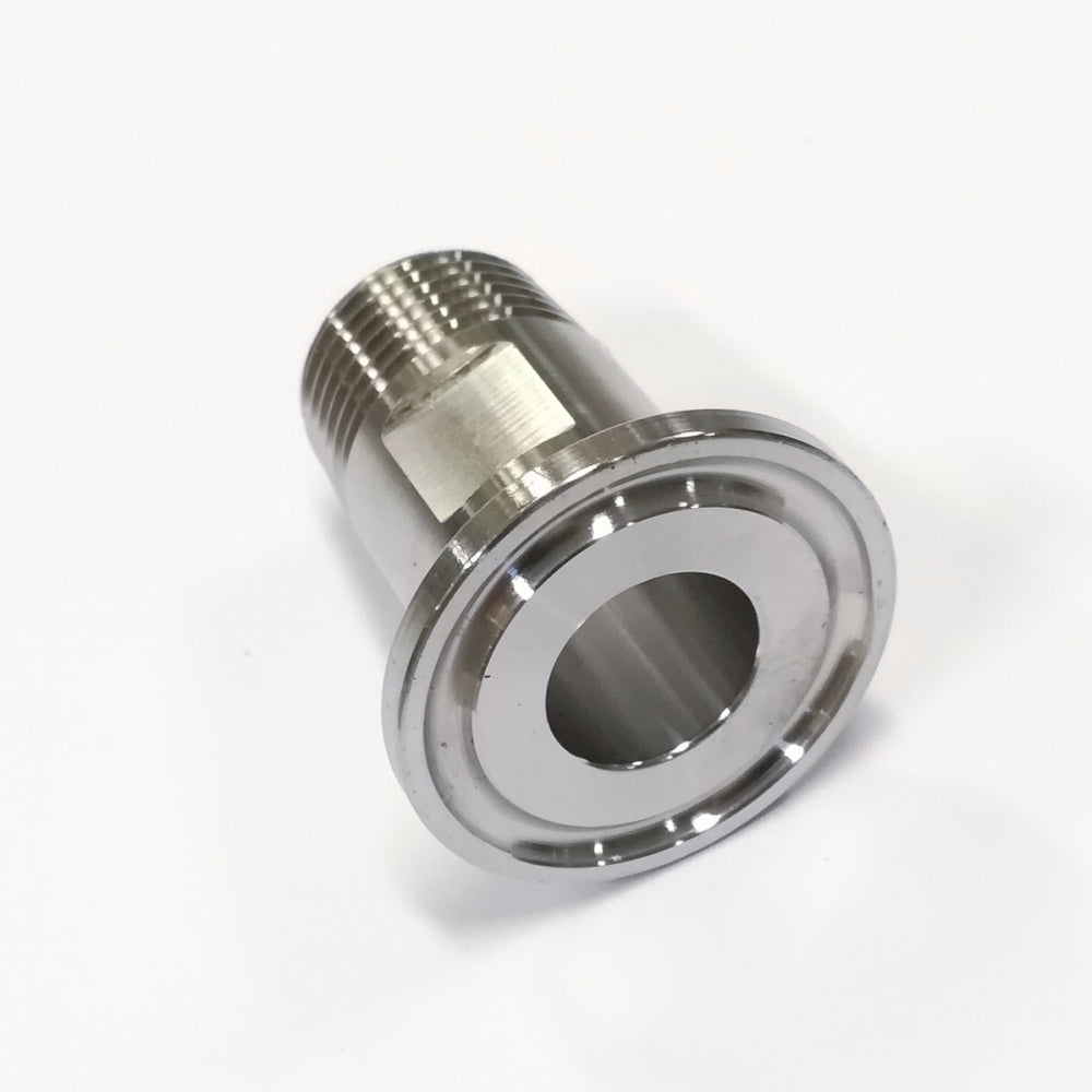 En Brewshop 34 mm Tri-Clamp x 1/2" NPT (hann) rustfritt stålarmatur med en sirkulær flens og sentralt hull, vist på hvit bakgrunn.