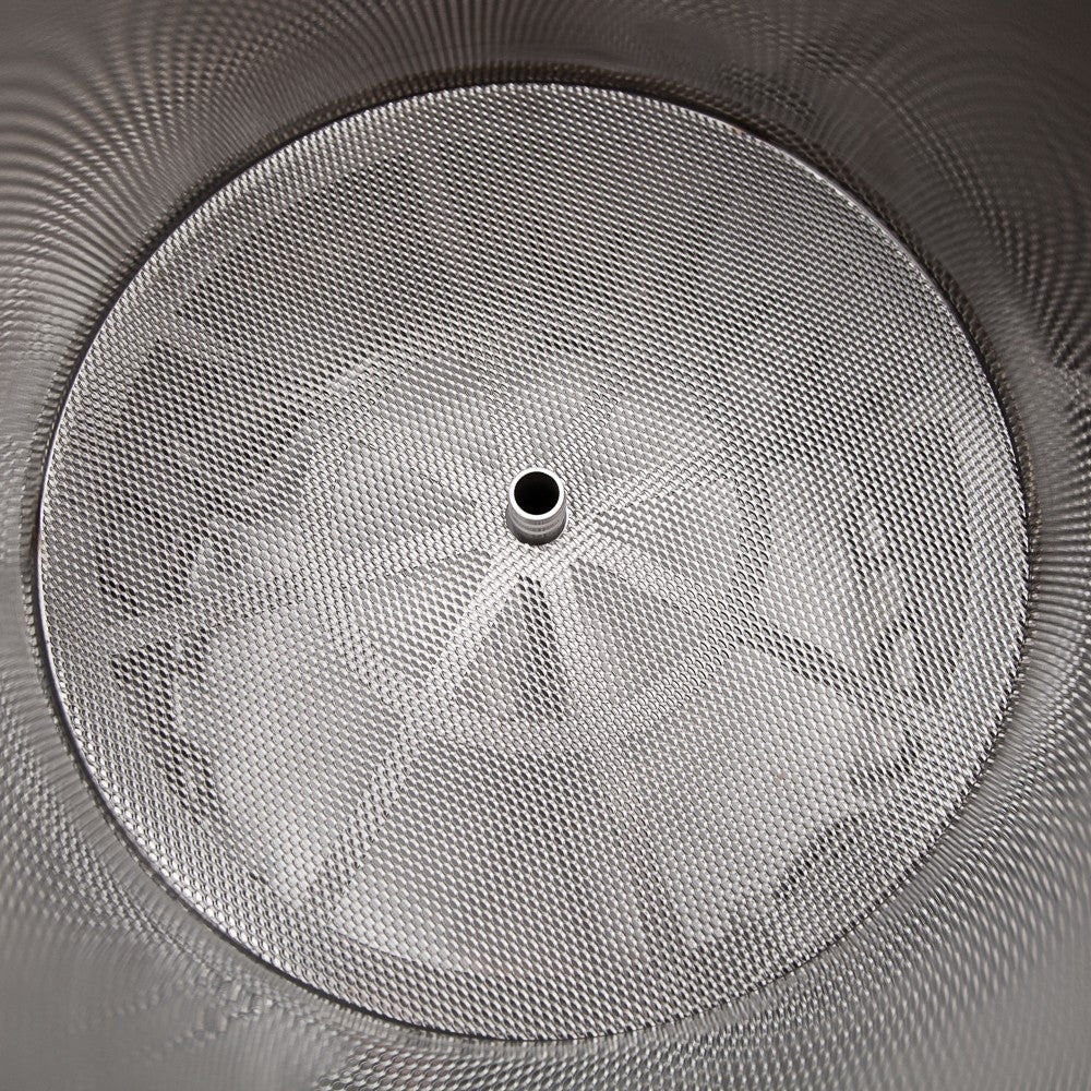 Nærbilde av Brewtools B40pro Bryggemaskins metallnettkurv, som fremhever det sirkulære mønsteret og det sentrale hullet inne i bryggevolumet på 40 liter.