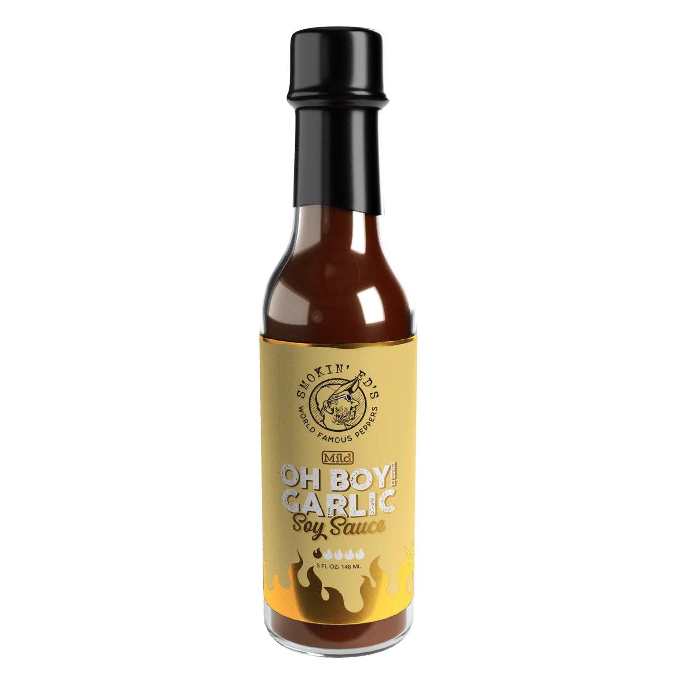 En flaske Smokin' Ed's Oh Boy! Garlic Soy Sauce - Mild fra PuckerButt Pepper Company har en gul etikett, svart lokk og flammegrafikk - og gir fet hvitløks-umami til enhver rett.