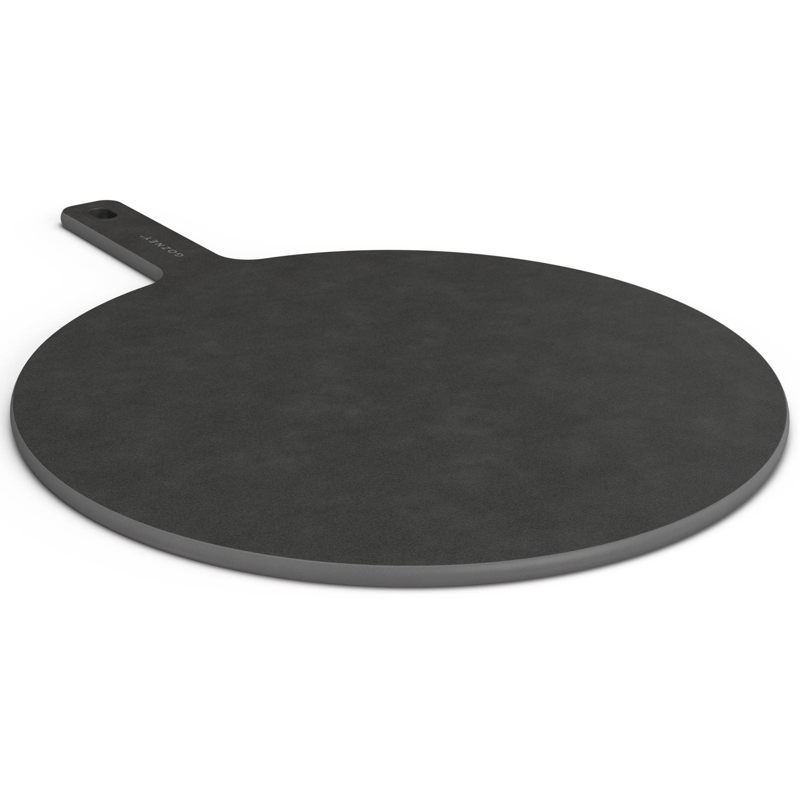 Gozney Serveringsbrett XL fra Gozney er en rund, svart pizzastein med håndtak og et lite hull for oppheng, vist på hvit bakgrunn.