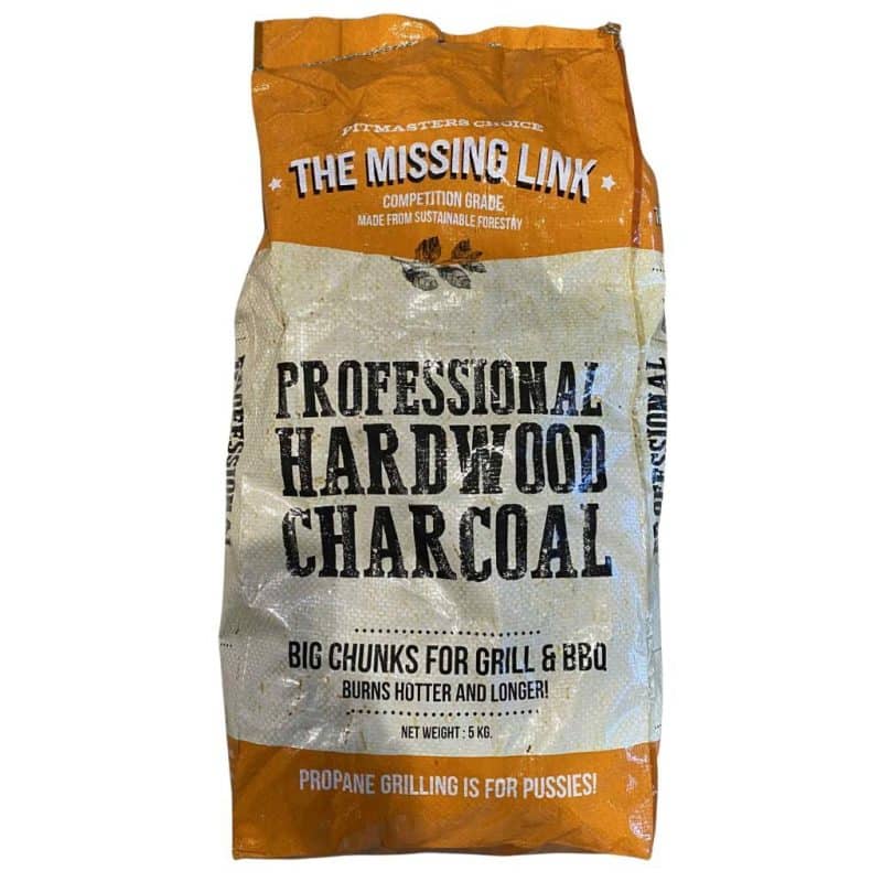 En brun og gul pose merket Grillkull Missing Link, QBE, 5 kg, Argentina inneholder store biter Quebracho Blanco trekull til grill og BBQ; teksten nederst sier: Propangrill er for pyser!.