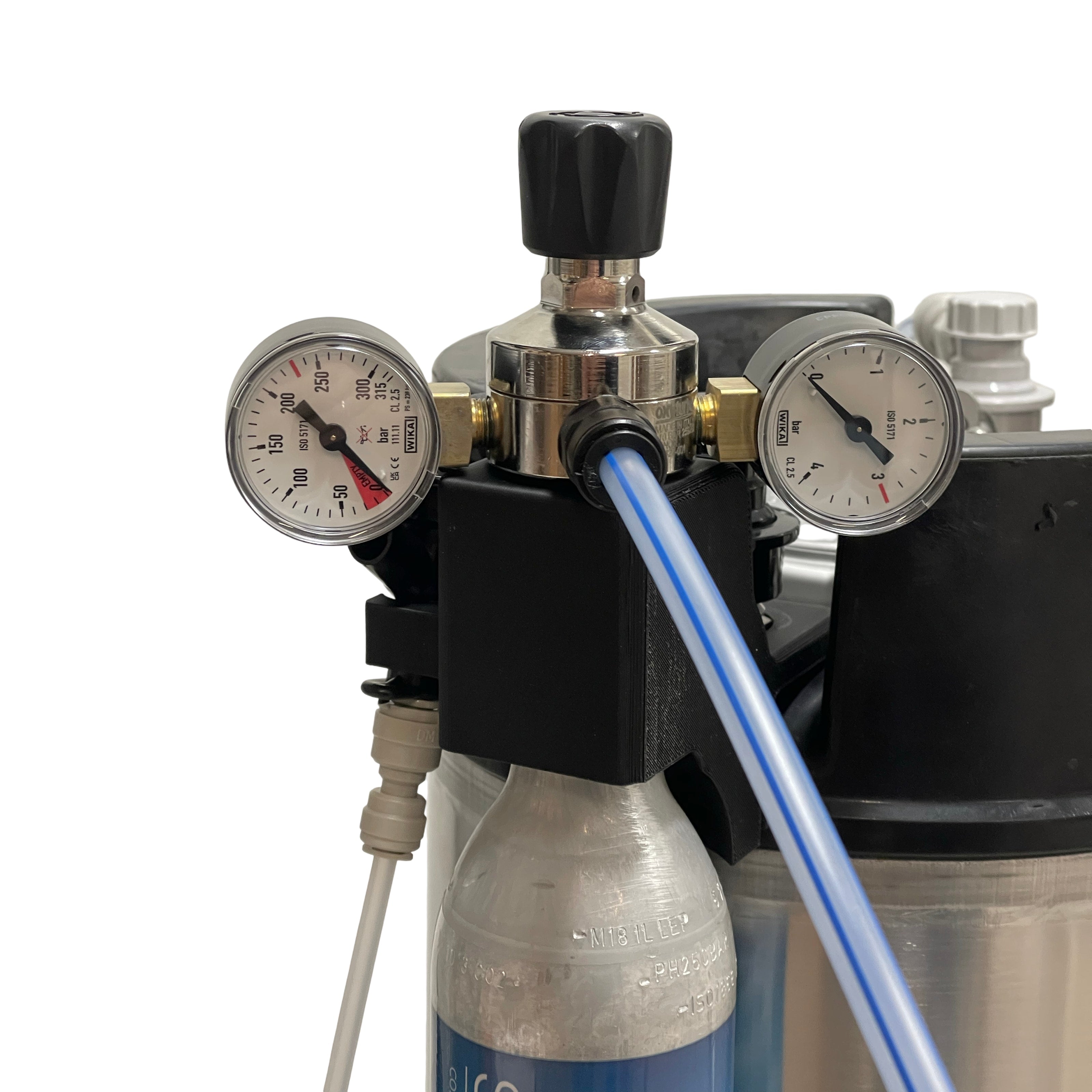 Nærbilde av Brewshops Holder for Sodastream flaske, picnic ølslangesett og Oxyturbo regulator til Corneliusfat - med to trykkmålere og blå slanger montert på en gassflaske mot en hvit bakgrunn.
