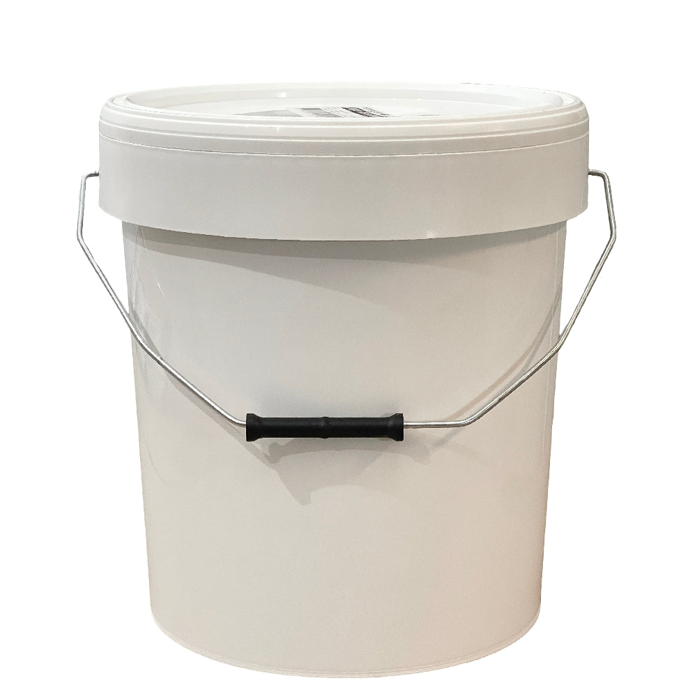 Hvit plastbøtte med lokk og metallhåndtak med svart grep fra Mjøderiet, ideell til oppbevaring av 20 kg økologisk villblomsthonning for mjød.