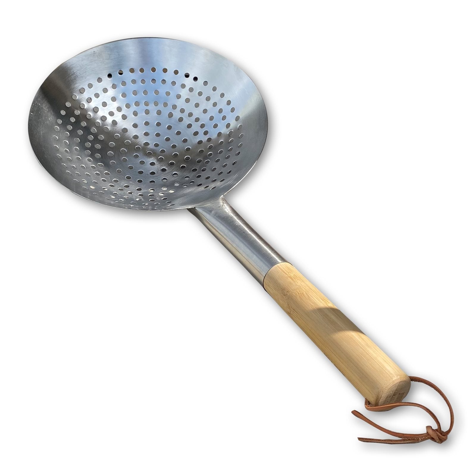 HotWok Wok Hullskje har et perforert rundt hode, et langt trehåndtak og en lærløkke - perfekt for woksil og laget av rustfritt stål for varig holdbarhet.