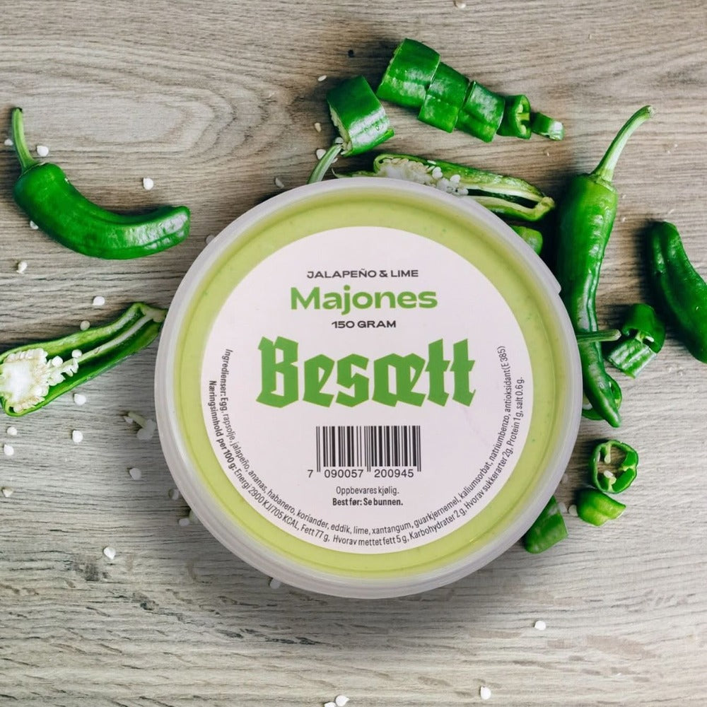 Besætt Jalapeño & Lime Majonnäs 150 g på träbord med färska jalapeños