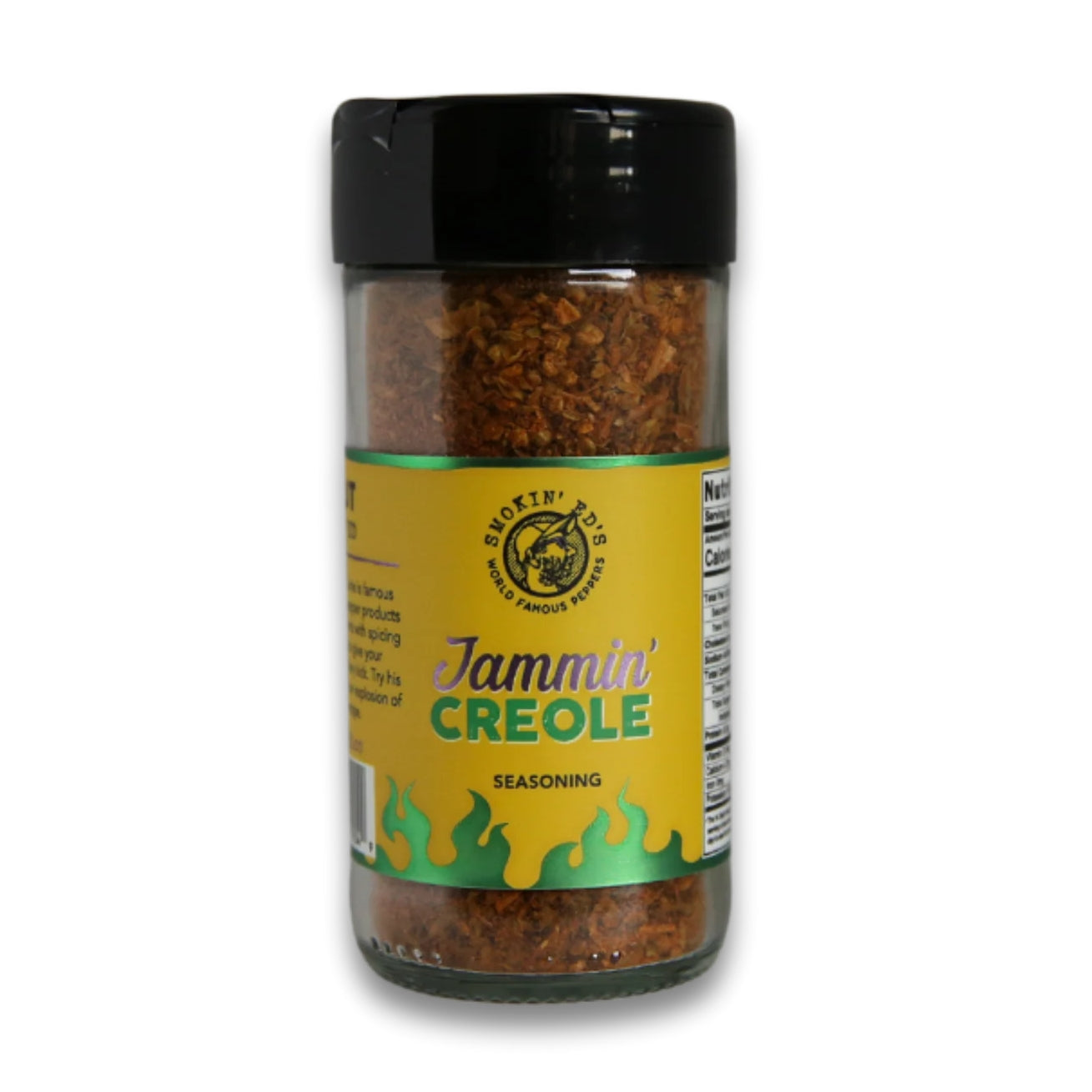 Et gjennomsiktig plastglass merket Smokin' Ed's Jammin Creole Seasoning fra PuckerButt Pepper Company, med svart lokk og gulgrønn etikett, inneholder rødlig cajun-krydderblanding.