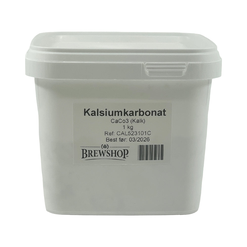 En 1 kg hvit plastbeholder med Kalsiumkarbonat (kalk) fra Brewshop, merket CaCO3, med best før-dato 03/2026.
